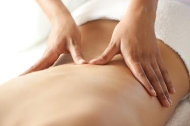 Terapia de massagem nas costas em um banho turco de luxo em Istambul